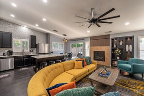 Smart TV, chimenea, futbolito y libros 