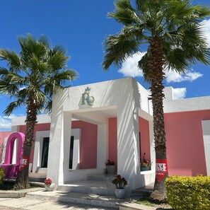 Vista frontal de la propiedad