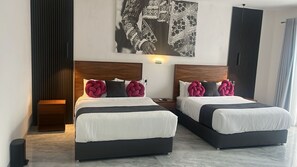 Habitación doble Deluxe, vista a la alberca | Caja de seguridad en la habitación y espacio para trabajar con laptop 