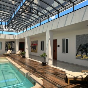 Una piscina cubierta