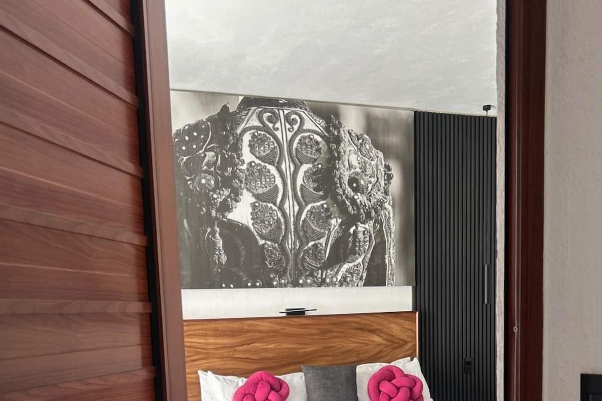 Chambre classique, vue sur la piscine | Coffre-fort, espace de travail pour ordinateurs portables