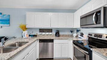 Condo, 1 King Bed with Sofa bed (Gulf Island 232 - Sunset Suite) | Private kitchen