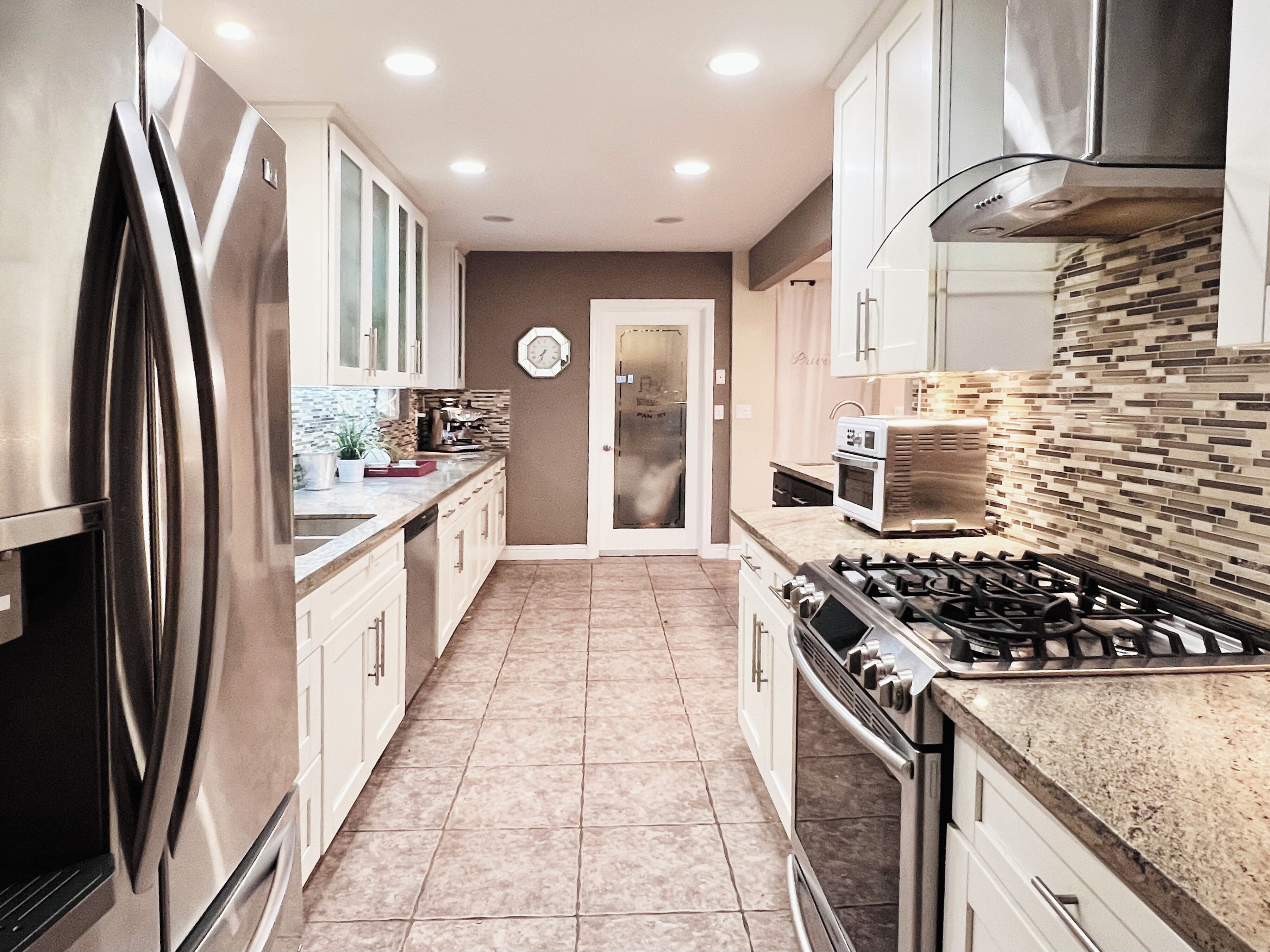 Mikrobølgeovn, ovn, kokeplater og oppvaskmaskin