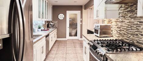 Four Ă micro-ondes, un four, surface de cuisson, lave-vaisselle