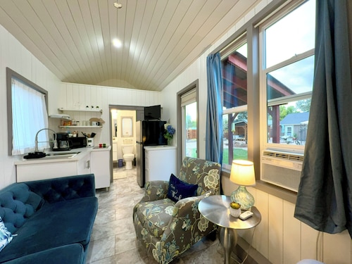 ShinyTiny Home in the Heart of Redmond with Stunning Backyard- Pet Friendly!