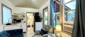 ShinyTiny Home in the Heart of Redmond with Stunning Backyard- Pet Friendly!