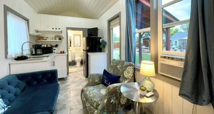 ShinyTiny Home in the Heart of Redmond with Stunning Backyard- Pet Friendly!