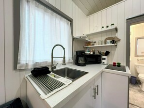 Jääkaappi, liesi, kahvin-/teenkeitin, vedenkeitin