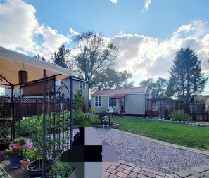 Property grounds - ShinyTiny Home in the Heart of Redmond with Stunning Backyard- Pet Friendly! (Redmond)