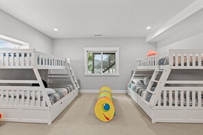 4 chambres, bureau, fer et planche à repasser, lit parapluie