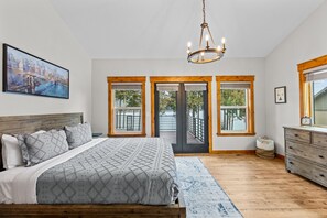 4 habitaciones, escritorio y tabla de planchar con plancha 