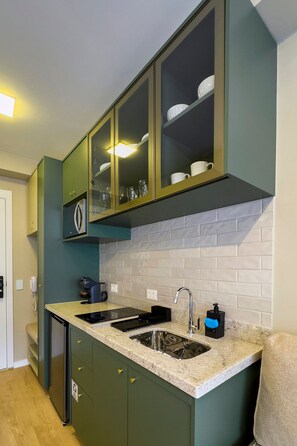 Refrigerador, microondas, cafetera y tetera y utensilios de cocina 