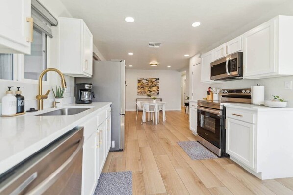 Kjøleskap, mikrobølgeovn, ovn og kokeplater