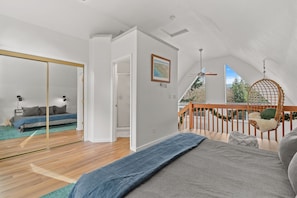 2 bedrooms, desk, WiFi, bed sheets