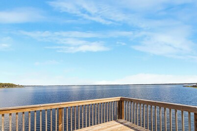 Tranquil Melrose Lake House - Private & Spacious