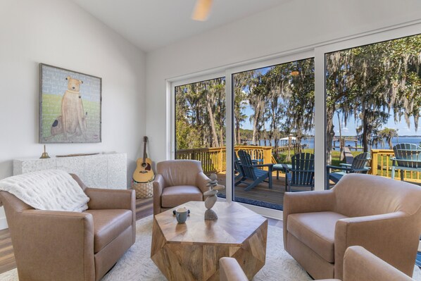 Living area - Tranquil Melrose Lake House - Private & Spacious (Melrose)