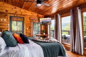 4 bedrooms, iron/ironing board, WiFi, bed sheets - Updated Log Cabin 3 mi from Gatlinburg, 2 Kings, View, Fire Table, Game Lounge (Gatlinburg)