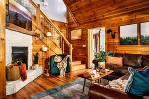Smart TV, fireplace - Updated Log Cabin 3 mi from Gatlinburg, 2 Kings, View, Fire Table, Game Lounge (Gatlinburg)