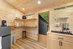 雪櫃、微波爐、焗爐、爐具