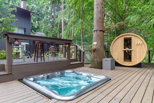 Terrace/patio - Crystal Dome · Private Glamping Dome w/ Hot Tub, Sauna & Panoramic View (Eastmont)