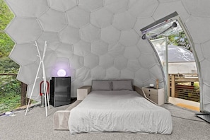 1 habitación, caja de seguridad en la habitación y escritorio 