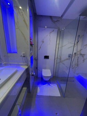 Superior-Suite | Badezimmer | Kostenlose Toilettenartikel, Handtücher, Seife, Shampoo