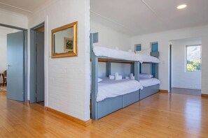 4 Schlafzimmer, Schreibtisch, Bügeleisen/Bügelbrett, kostenloses WLAN