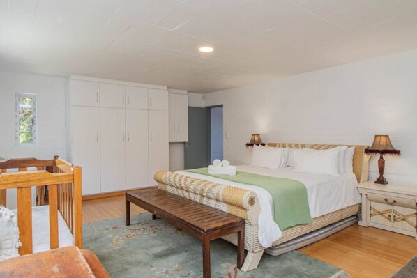 4 bedrooms, desk, iron/ironing board, free WiFi