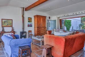Smart TV, fireplace - Elaine's | Onrus | Ocean View | Pet friendly (Onrusrivier)