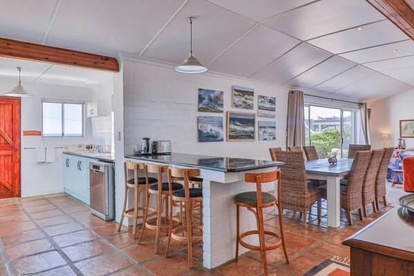 Fridge, microwave, oven, stovetop - Elaine's | Onrus | Ocean View | Pet friendly (Onrusrivier)