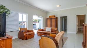 Smart TV, fireplace, stereo