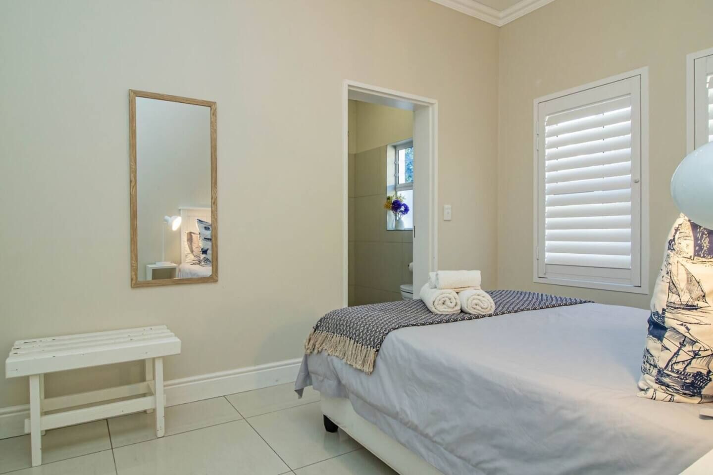 5 bedrooms, desk, iron/ironing board, WiFi (free)