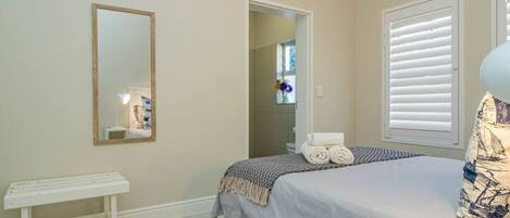 5 bedrooms, desk, iron/ironing board, WiFi (free)