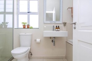 Sèche-cheveux, serviettes fournies, savon, shampoing