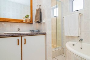 Hair dryer, towels, soap, shampoo - Groot Kabeljou | Oceanfront Family Fun | Kleinbaai (Van Dyks Bay)