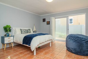4 bedrooms, desk, iron/ironing board, WiFi (free)