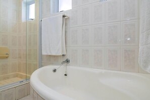 Sèche-cheveux, serviettes fournies, savon, shampoing
