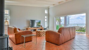 Smart TV, fireplace - Groot Kabeljou | Oceanfront Family Fun | Kleinbaai (Van Dyks Bay)