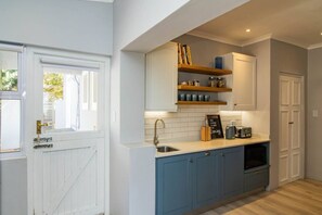 Fridge, microwave, oven, stovetop - Groot Kabeljou | Oceanfront Family Fun | Kleinbaai (Van Dyks Bay)