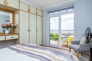 4 bedrooms, desk, iron/ironing board, WiFi (free) - Groot Kabeljou | Oceanfront Family Fun | Kleinbaai (Van Dyks Bay)