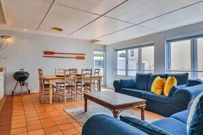 Smart TV, fireplace - Groot Kabeljou | Oceanfront Family Fun | Kleinbaai (Van Dyks Bay)