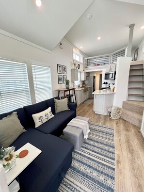 Smart TV, fireplace, books - NEW! Moonlight Views #54 Firefly Resort Pool Firepit Playgrnd Music Luckenbach (Fredericksburg)