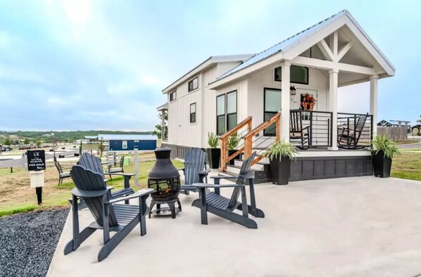 Outdoor dining - NEW! Moonlight Views #54 Firefly Resort Pool Firepit Playgrnd Music Luckenbach (Fredericksburg)