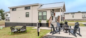 Moonlight Views- Firefly Tiny Home #54
Welcome enchanting getaway Fredericksburg