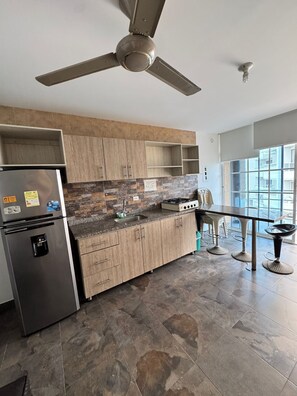 ثلاجة، موقد طهي مسطح، غسالة أطباق، مستلزمات طهي/أطباق/أوعية