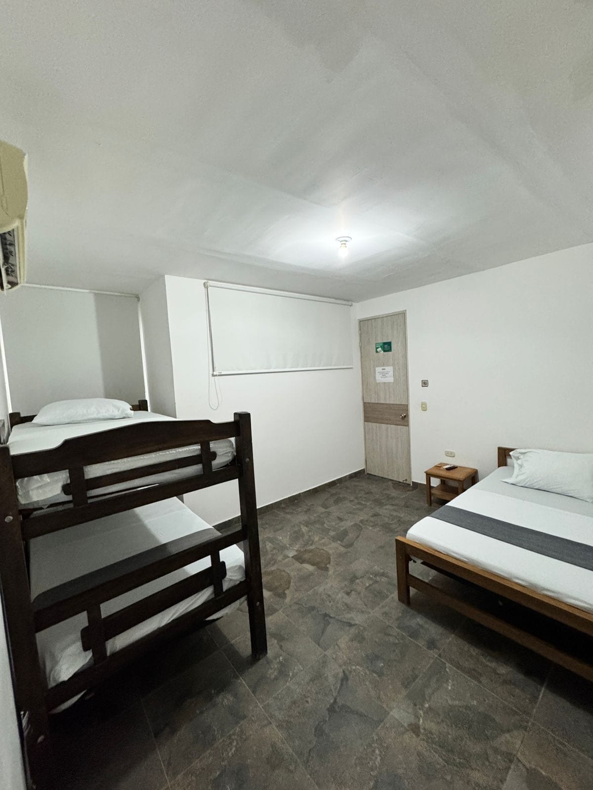 Phòng 4 tiện nghi đơn giản, ban công | Khu vực làm việc phù hợp cho laptop 