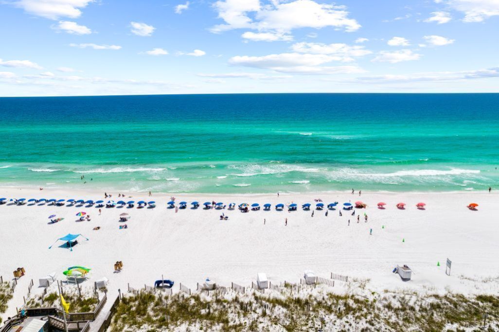 Perto da praia, espreguiçadeiras 