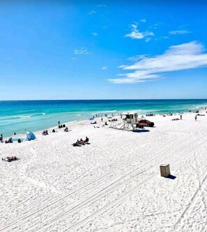 Nær stranden og solsenger