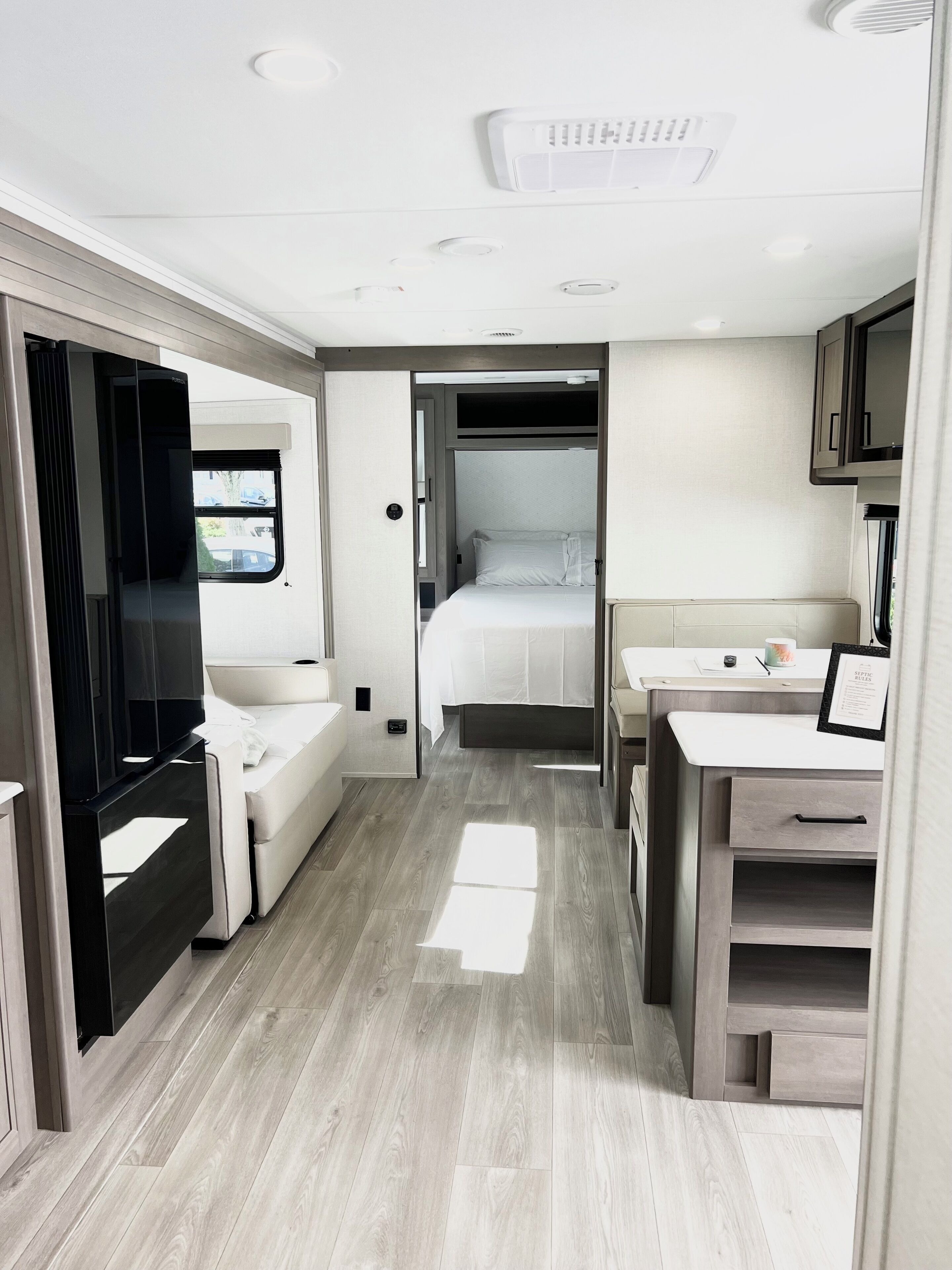 Tabla de planchar con plancha, wifi y ropa de cama 