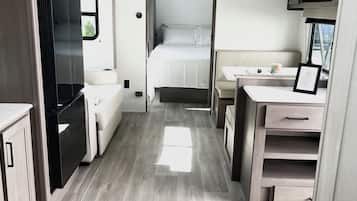 Silitysrauta/-lauta, Wi-Fi, vuodevaatteet